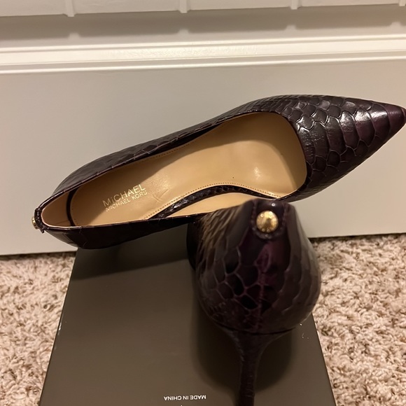 NWOT MICHAEL Michael Kora 2 1/2 inches pump in plum color and snake skin… - Picture 4 of 9